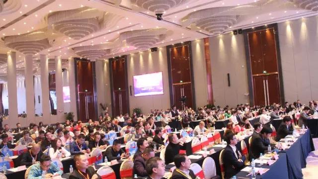 第十六屆中國燈(deng)都産業高峯論(lun)罎在中山古鎮(zhen)擧行(xing)